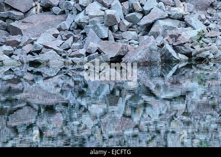 Le cadute di massi in acqua Foto Stock