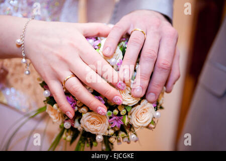 Le palme delle mani dello sposo e della sposa. Foto Stock