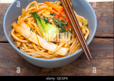 Tirata a mano di spaghetti ramen Foto Stock