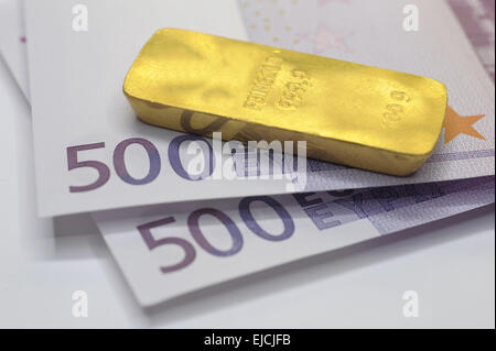 Gold bar sulle banconote in euro Foto Stock