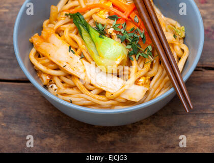 Tirata a mano di spaghetti ramen Foto Stock