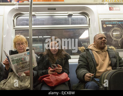 I passeggeri sulla metropolitana di New York, Manhattan STATI UNITI D'AMERICA Foto Stock