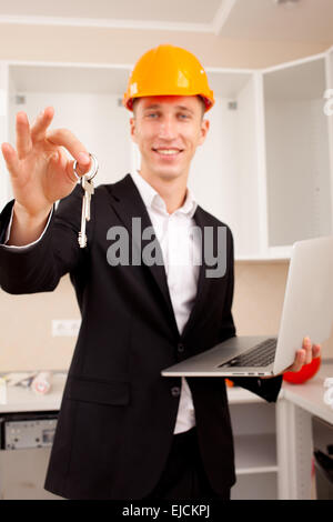 Ingegnere sorridente dà le chiavi Foto Stock