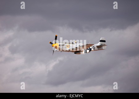 Volare da di P Mustang superiorità aerea fighter dal vintage della II Guerra Mondiale. Naso arte Sezione 8. Volo con nuvole temporalesche. Foto Stock