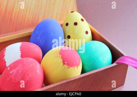 Dipinto a mano le uova di Pasqua in confezione regalo Foto Stock