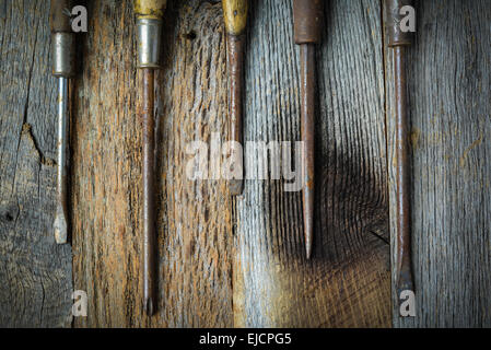 Cacciaviti rustico su uno sfondo di legno Foto Stock