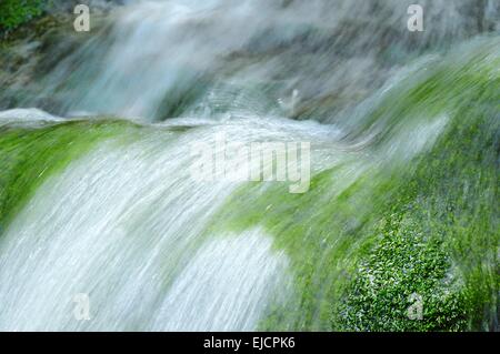 Il dolce acqua scorrevole Foto Stock