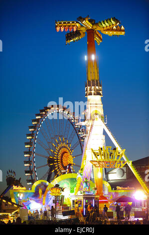 Il looping - giostra a Oktoberfest a Monaco di Baviera Foto Stock