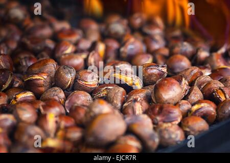 Vista dettagliata di castagne arrostite Foto Stock