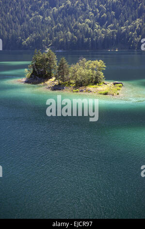 Eibsee sul lago e le montagne delle Alpi in Baviera Foto Stock