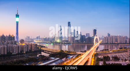 Panorama di Guangzhou in nightfall Foto Stock
