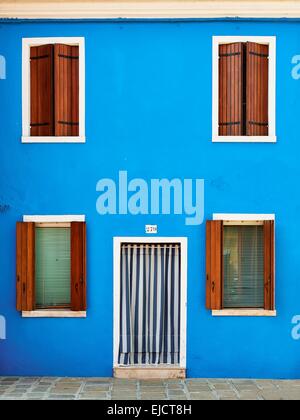 Case colorate prese sull isola di Burano Foto Stock