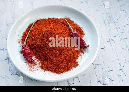 Peperone rosso sul tavolo di legno Foto Stock