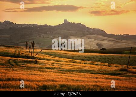 Vista panoramica del tipico paesaggio toscano Foto Stock