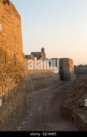 Vecchio Bahrain Fort a Seef nel tardo pomeriggio Foto Stock