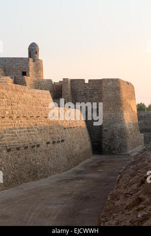 Vecchio Bahrain Fort a Seef nel tardo pomeriggio Foto Stock