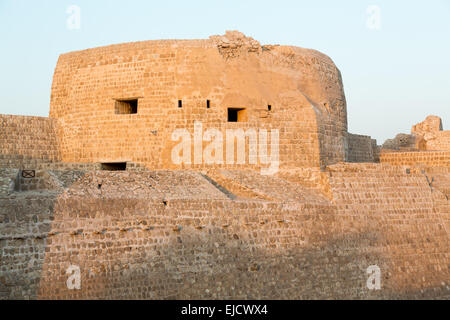 Vecchio Bahrain Fort a Seef nel tardo pomeriggio Foto Stock