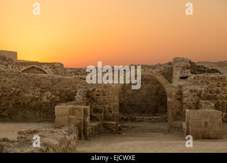 Vecchio Bahrain Fort a Seef nel tardo pomeriggio Foto Stock