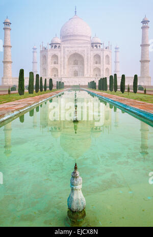 Taj Mahal di nebbia di mattina Foto Stock