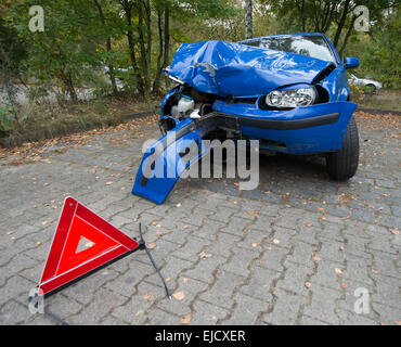 Auto danneggiata con un triangolo di avvertimento Foto Stock