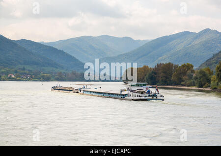 Freight barcone sul fiume Danubio in Austria Foto Stock