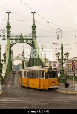 Il tram attraversando Ponte della Libertà Budapest Foto Stock