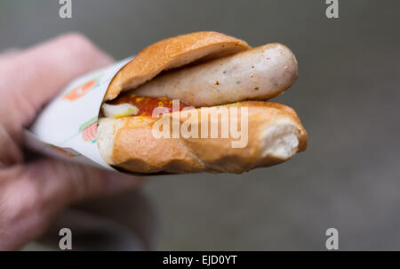 Hot Dog in mano - close-up Foto Stock