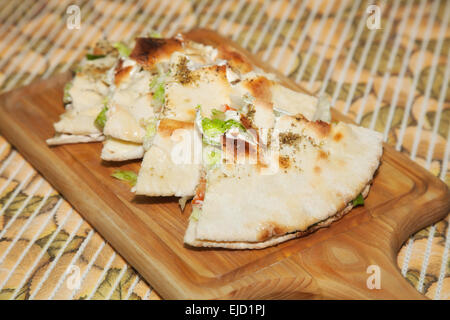 Appena cucinata calzone pizza. pezzi Foto Stock