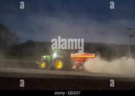 Southport, Tarleton, Lancashire, Regno Unito 24 marzo, 2015. Regno Unito Meteo. 'Still in condizioni di pioggia " Previsioni del tempo ideale per la fertilizzazione dei campi per le colture estive. Comunemente utilizzati elementi nutritivi fertilizzanti sono azoto, fosfato, potassio, zolfo, magnesio e calce qui utilizzato per correggere l'acidità del suolo. Concime o letame non deve di solito essere applicata entro un termine di due metri del centro di una siepe o corsi d'acqua. Questa zona, in gran parte rurali i terreni destinati a colture di ortaggi coltivati sulla ricca e fertile terreno di Tarleton Moss, forniture di molte delle principali catene di supermercati nel Regno Unito. Foto Stock