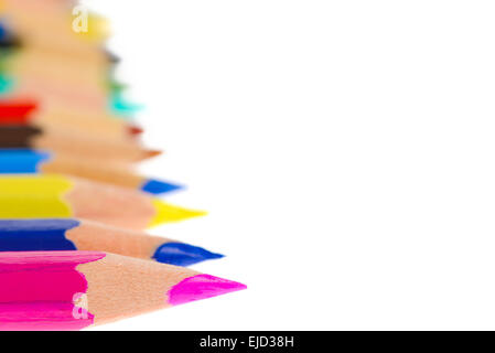 Vista laterale di allineate le matite di colorante isolato in uno sfondo bianco Foto Stock