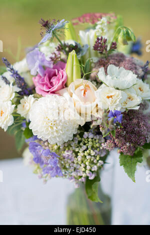 Bridal bouquet di rose e fiori d'estate Foto Stock