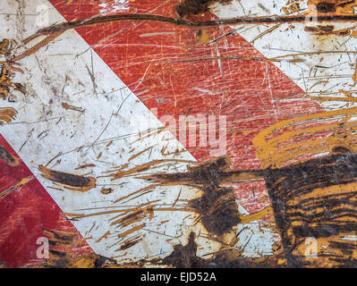 Graffiato e arrugginiti di colore rosso e bianco traffico segno di avvertimento Foto Stock