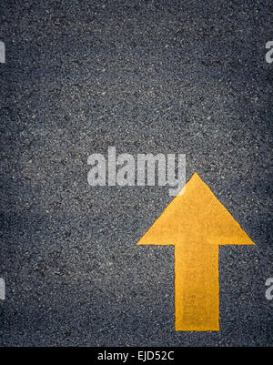 Immagine concettuale di un dipinto di giallo Freccia su una strada con spazio per il testo Foto Stock