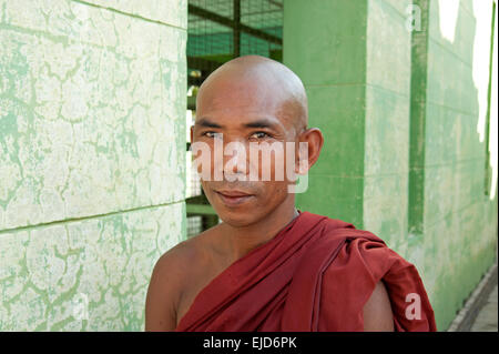 Un ritratto di un monaco buddista sul Sagaing collina vicino Mandalay Myanmar (Birmania) Foto Stock