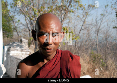 Un ritratto di un monaco buddista sul Sagaing collina vicino Mandalay Myanmar (Birmania) Foto Stock