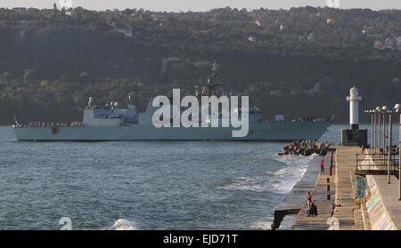 Nave da Guerra Canadese HMCS Toronto entra nel Mar Nero città di Varna Harbour, a est della capitale bulgara Sofia, Venerdì, Sett. 19, 2014. HMCS canadese di Toronto e la nave da guerra spagnola ESP Almirante Juan de Borbon sono su una tre giorni di visita in Bulgaria durante la NATO Foto Stock