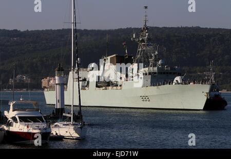 Nave da Guerra Canadese HMCS Toronto entra nel Mar Nero città di Varna Harbour, a est della capitale bulgara Sofia, Venerdì, Sett. 19, 2014. HMCS canadese di Toronto e la nave da guerra spagnola ESP Almirante Juan de Borbon sono su una tre giorni di visita in Bulgaria durante la NATO Foto Stock