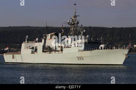 Nave da Guerra Canadese HMCS Toronto entra nel Mar Nero città di Varna Harbour, a est della capitale bulgara Sofia, Venerdì, Sett. 19, 2014. HMCS canadese di Toronto e la nave da guerra spagnola ESP Almirante Juan de Borbon sono su una tre giorni di visita in Bulgaria durante la NATO Foto Stock