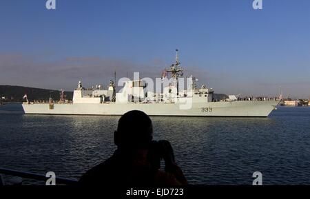 Nave da Guerra Canadese HMCS Toronto entra nel Mar Nero città di Varna Harbour, a est della capitale bulgara Sofia, Venerdì, Sett. 19, 2014. HMCS canadese di Toronto e la nave da guerra spagnola ESP Almirante Juan de Borbon sono su una tre giorni di visita in Bulgaria durante la NATO Foto Stock