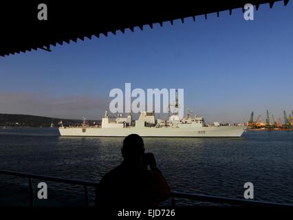 Nave da Guerra Canadese HMCS Toronto entra nel Mar Nero città di Varna Harbour, a est della capitale bulgara Sofia, Venerdì, Sett. 19, 2014. HMCS canadese di Toronto e la nave da guerra spagnola ESP Almirante Juan de Borbon sono su una tre giorni di visita in Bulgaria durante la NATO Foto Stock