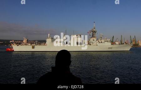 Nave da Guerra Canadese HMCS Toronto entra nel Mar Nero città di Varna Harbour, a est della capitale bulgara Sofia, Venerdì, Sett. 19, 2014. HMCS canadese di Toronto e la nave da guerra spagnola ESP Almirante Juan de Borbon sono su una tre giorni di visita in Bulgaria durante la NATO Foto Stock