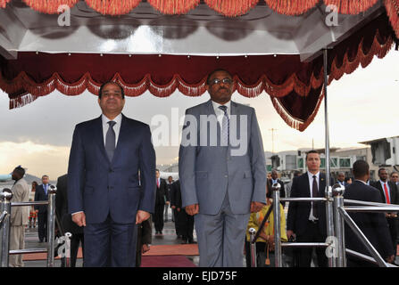 Addis Abeba, Etiopia ad Addis Abeba. 23 Mar, 2015. Il Presidente egiziano Abdel Fattah al-Sisi è accolto da etiope Primo Ministro Hailemariam Desalegn arrivando a bolo Aeroporto Internazionale in Etiopia la capitale Addis Abeba, 23 marzo 2015. I capi di Stato e di governo di Egitto, Etiopia e Sudan hanno firmato un accordo di cooperazione sulla trattativa lunedì oltre un gigante etiope diga idroelettrica su un affluente del fiume Nilo, nel tentativo di alleviare le tensioni nel corso regionale di forniture di acqua © Presidenza egiziana APA/images/ZUMA filo/Alamy Live News Foto Stock