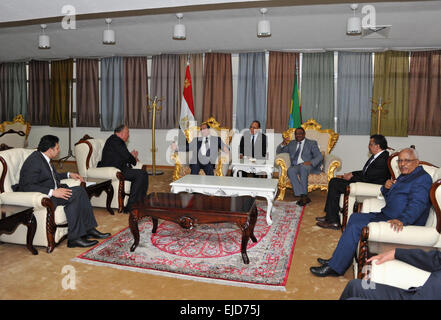 Addis Abeba, Etiopia ad Addis Abeba. 23 Mar, 2015. Il Presidente egiziano Abdel Fattah al-Sisi è accolto da etiope Primo Ministro Hailemariam Desalegn arrivando a bolo Aeroporto Internazionale in Etiopia la capitale Addis Abeba, 23 marzo 2015. I capi di Stato e di governo di Egitto, Etiopia e Sudan hanno firmato un accordo di cooperazione sulla trattativa lunedì oltre un gigante etiope diga idroelettrica su un affluente del fiume Nilo, nel tentativo di alleviare le tensioni nel corso regionale di forniture di acqua © Presidenza egiziana APA/images/ZUMA filo/Alamy Live News Foto Stock