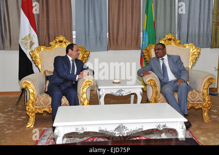 Addis Abeba, Etiopia ad Addis Abeba. 23 Mar, 2015. Il Presidente egiziano Abdel Fattah al-Sisi è accolto da etiope Primo Ministro Hailemariam Desalegn arrivando a bolo Aeroporto Internazionale in Etiopia la capitale Addis Abeba, 23 marzo 2015. I capi di Stato e di governo di Egitto, Etiopia e Sudan hanno firmato un accordo di cooperazione sulla trattativa lunedì oltre un gigante etiope diga idroelettrica su un affluente del fiume Nilo, nel tentativo di alleviare le tensioni nel corso regionale di forniture di acqua © Presidenza egiziana APA/images/ZUMA filo/Alamy Live News Foto Stock