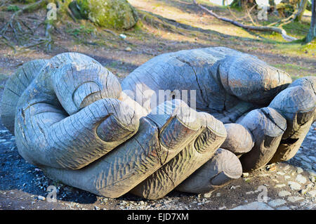 Affidare a mano in legno scultura da John Merrill sul lato di Derwentwater nel distretto del lago, Cumbria. Foto Stock