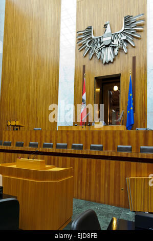 Un Eagle Crest sulla parete in legno nel Consiglio nazionale Camera al parlamento austriaco edificio, Vienna, Austria. Foto Stock