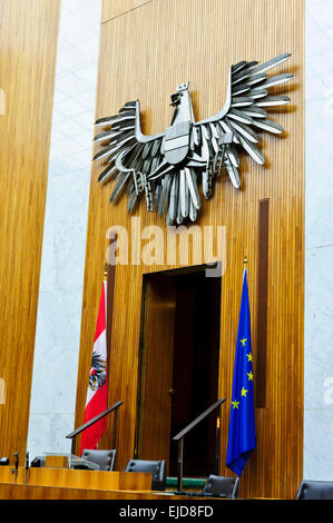 Un Eagle Crest sulla parete in legno nel Consiglio nazionale Camera al parlamento austriaco edificio, Vienna, Austria. Foto Stock