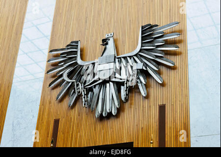 Un Eagle Crest sulla parete in legno nel Consiglio nazionale Camera al parlamento austriaco edificio, Vienna, Austria. Foto Stock