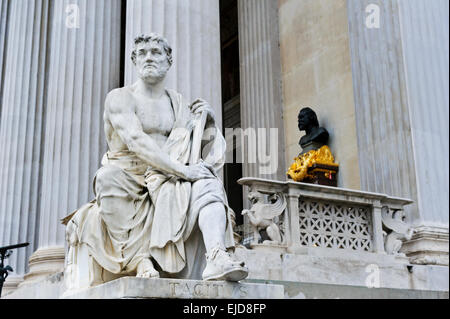 Marmo bianco scultura di Tacito al di fuori del Parlamento austriaco edificio, Vienna, Austria. Foto Stock