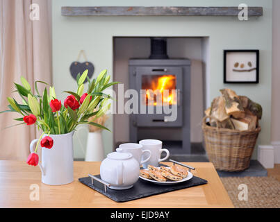 Interior design camino con vaso di fiori e tè